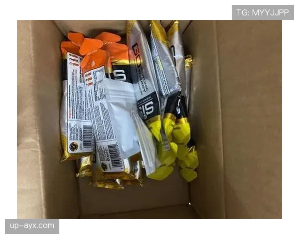 张楠家的冰箱里塞满了能量胶,连饮料都按训练时段分好类 张楠家的冰箱里塞满了能量胶,连饮料都按训练时段分好类